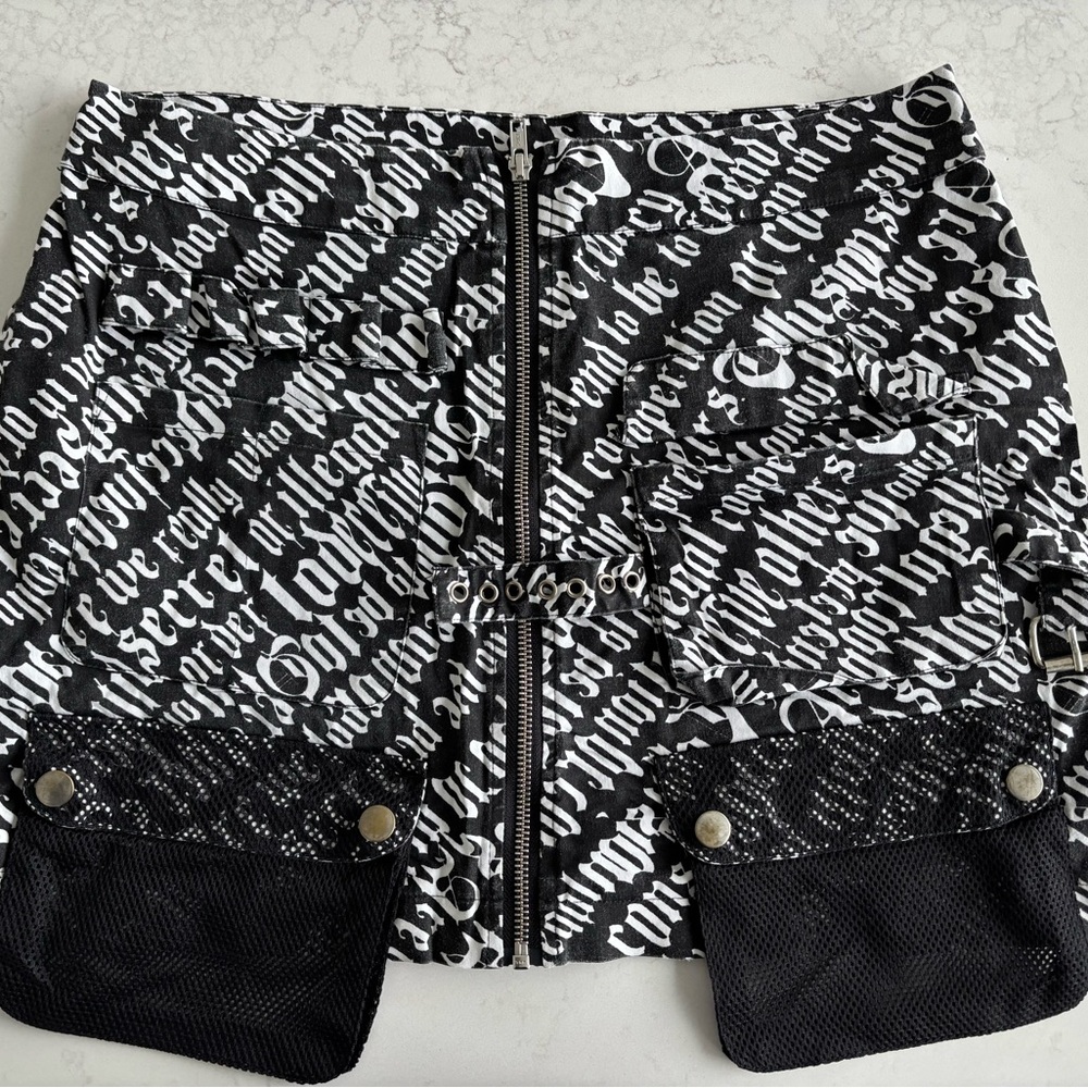 Chic Black and White Text Print Mini Skirt